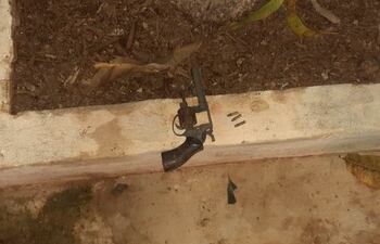 El revólver encontrado en poder del presunto motochorro herido.