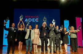 Los flamantes ganadores de los Premios ADEC 2022 celebran este importante reconocimiento.