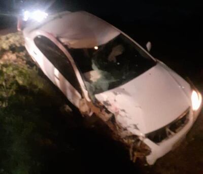 El automóvil tras la colisión terminó en una cuneta, al costado de la ruta PY06.