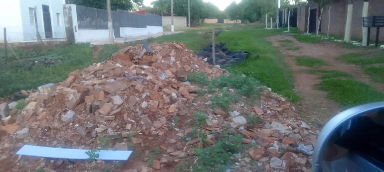 Vecinos del barrio San Jorge de Capiatá denuncian falta de desagües.