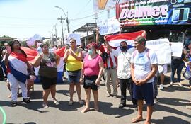Permisionarios del Mercado 4 se manifiestan este lunes en diferentes calles del centro comercial.