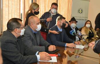 Diputados cartistas y el diputado Édgar Ortíz (PLRA) anunciaron esta mañana de la presentación y archivo del proyecto de ley que legaliza las invasiones.