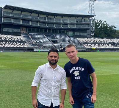 Diago Medina posando en cancha de Olimpia con Maxi Biancucchi.