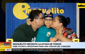 Manuelito, en una foto con su papá (ya fallecido) y su mamá, Jennifer Salinas.