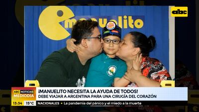 Manuelito, en una foto con su papá (ya fallecido) y su mamá, Jennifer Salinas.