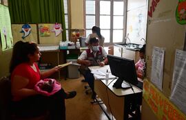 Desde temprano, los padres acudieron a los vacunatorios habilitados para dosificar a sus bebés contra el neumococo.