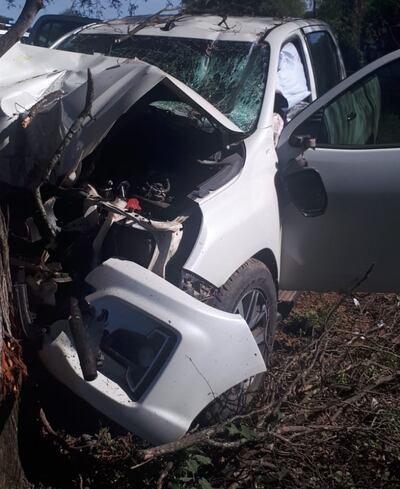 Uno de los vehículos involucrados en el accidente en Montelindo se estrelló contra un árbol. Falleció Charly Regier Friesen.