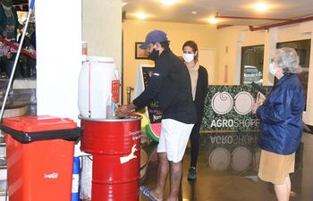 Los puestos de lavado de manos y alcohol están en las entradas del shopping y dentro de la feria.