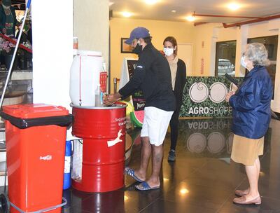Los puestos de lavado de manos y alcohol están en las entradas del shopping y dentro de la feria.