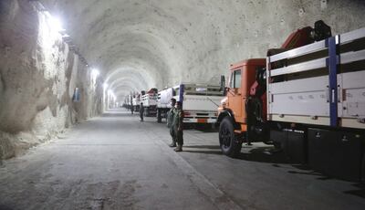 La Guardia Revolucionaria de Irán custodia un sector del depósito de misiles.