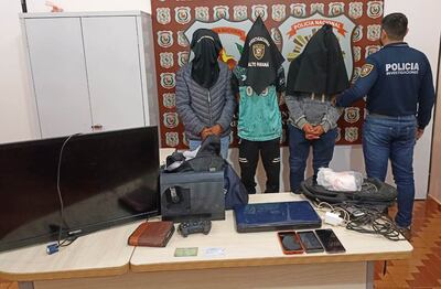 Los detenidos con las evidencias incautadas en la base del Departamento de Investigaciones.