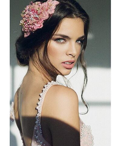 Para que el maquillaje  quede aún más natural, lo ideal es dar un toque de rubor en tonos durazno o rosa.