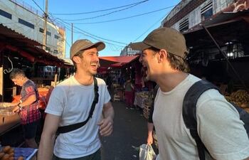Chino Darín y Joaquín Furriel divirtiéndose en el corazón del Mercado 4, donde grabaron escenas de Descansar en paz.