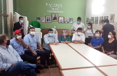 La Mesa de presidentes de partidos opositores reunida ayer en la sede del Partido Revolucionario Febrerista (PRF).