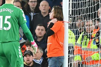 Un aficionado del Everton ingresó al campo de juego y se ató el cuello a un poste del arco con una brida. Fue en protesta a los dueños del Newcastle.