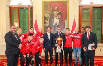 Delegación del 12 de Junio que fue recibida en el Palacio de López, por el presidente Mario Abdo.