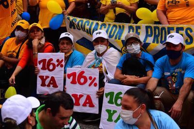 Maestros reclaman el reajuste del 16% y amenazan que segurián con los paros (Photo by NORBERTO DUARTE / AFP)