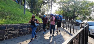 Los "sacoleiros" regresaron nuevamente a pie a Ciudad del Este, tras más de siete meses.