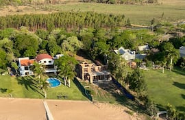 La casa en construcción de Francisco Benavente (en medio) debe ser derribada en un periodo de treinta días, por orden judicial.