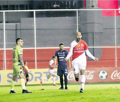 Dionicio “Loco” Pérez en el festejo de su gol ante la desazón del arquero Santiago Rojas de Nacional. (Foto, @KELITO_1911