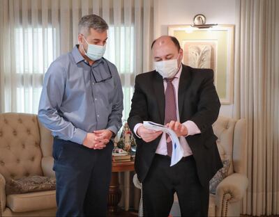 Mario Abdo hoy durante el encuentro con Julio Fernández, director de Aduanas.