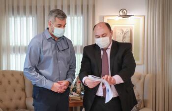 Mario Abdo hoy durante el encuentro con Julio Fernández, director de Aduanas.