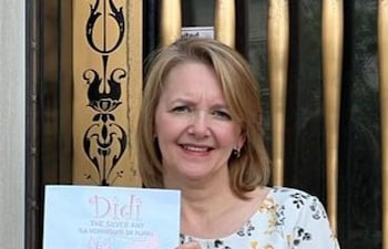 La escritora compatriota Sofía Valenzuela, con su reciente creación, “Didi, la hormiguita de plata”, editado en la ciudad de Nueva York, Estados Unidos, donde reside actualmente.