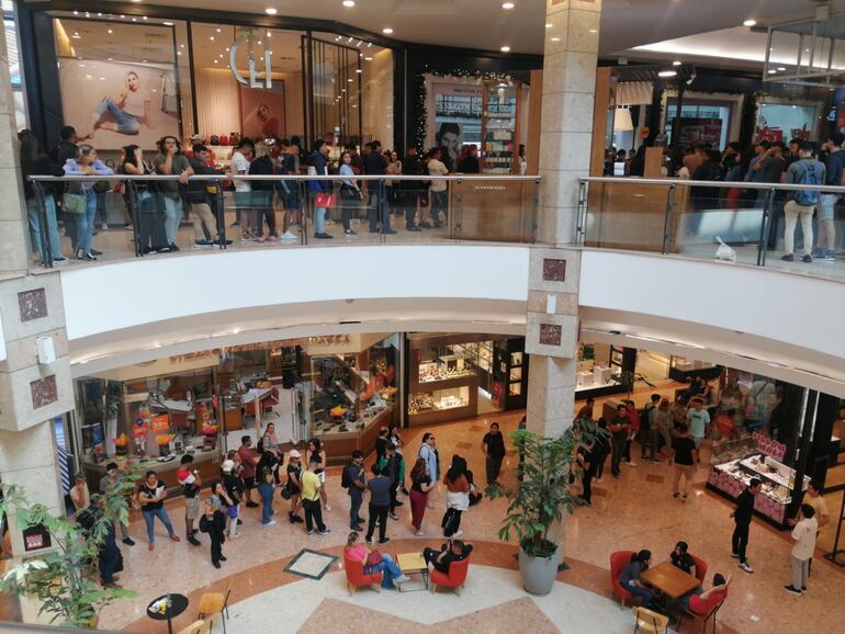 Fila para canjear las entradas al show de Bad Bunny en el Shopping Mariscal