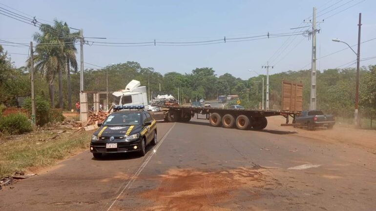 El camión de gran porte quedó en medio de la ruta