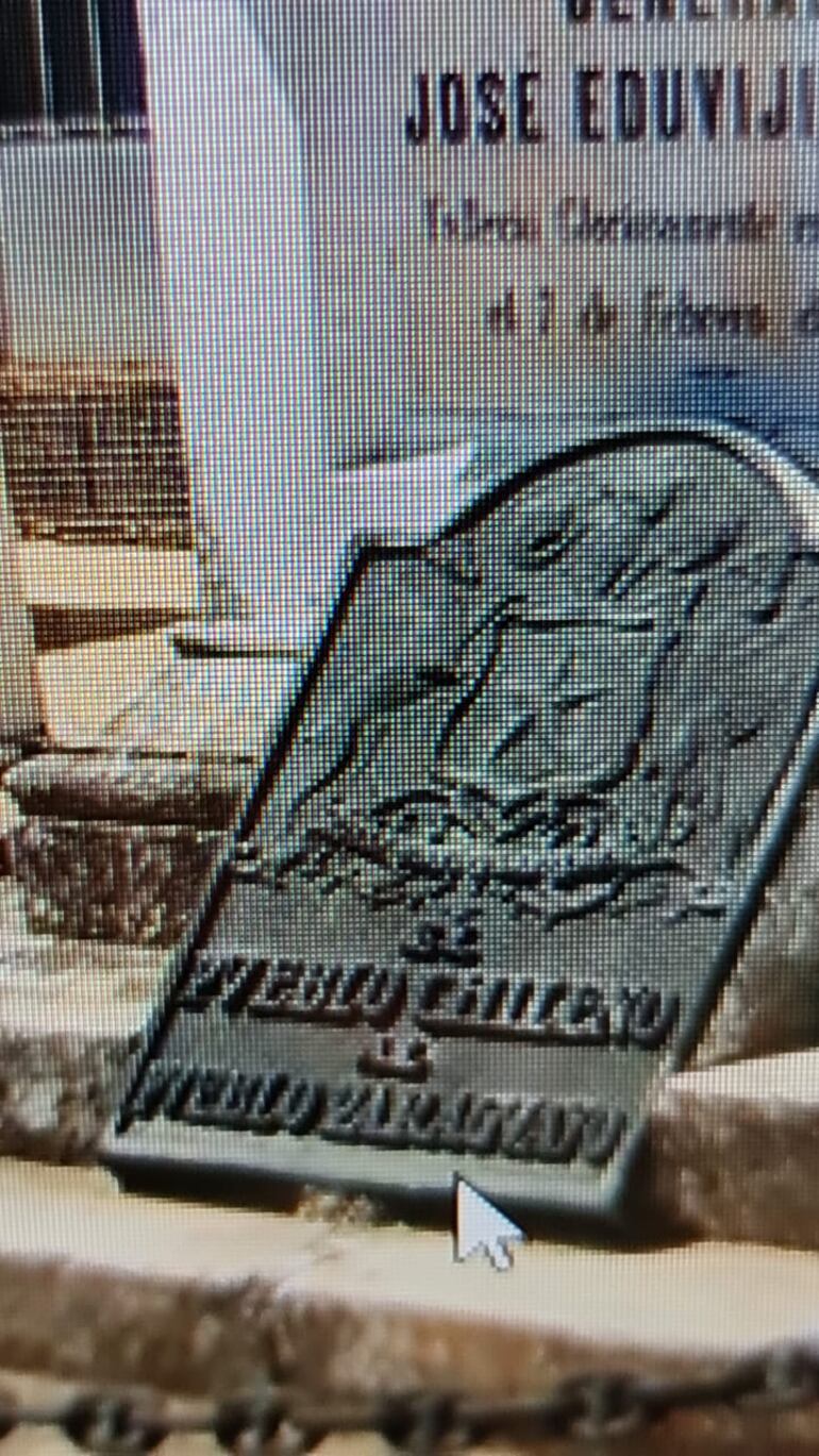 La placa de bronce arrancada de la tumba fue colocada como un homenaje del pueblo de Chile a nuestros héroes.