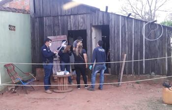 La vivienda estaba llaveada pese a que la víctima estaba ya sin vida en su interior, según relató la hija.