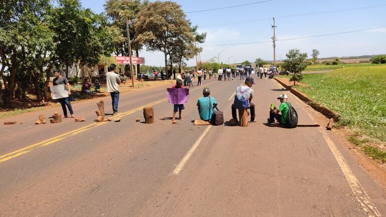 El cierre con troncos se hace en la Ruta PY03 (ex Ruta 10).