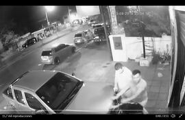 Momento en que la joven recibía una patada y un golpe en el rostro por parte de un hombre.