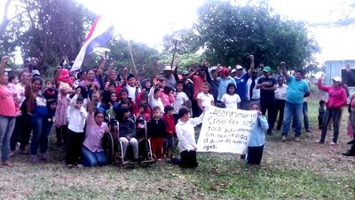 Alumnos de la escuela de la comunidad y padres de familia trataron de impedir la destrucción del local educativo, pero no pudieron hacer nada ante la presencia de la comitiva fiscal- policial.