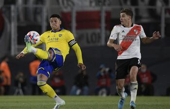 Marcos Rojo, capitán de Boca Juniors, rechaza el balón ante la presencia de Julián Álvarez, delantero de River Plate, durante el último superclásico del fútbol argentino.