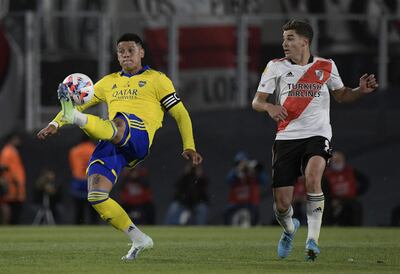 Marcos Rojo, capitán de Boca Juniors, rechaza el balón ante la presencia de Julián Álvarez, delantero de River Plate, durante el último superclásico del fútbol argentino.