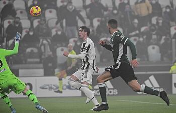 El serbio Dusan Vlahovic anota para Juventus colocando el balón por encima del arquero de Hellas Verona, Lorenzo Montipo.