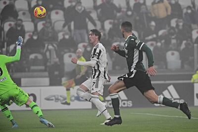 El serbio Dusan Vlahovic anota para Juventus colocando el balón por encima del arquero de Hellas Verona, Lorenzo Montipo.