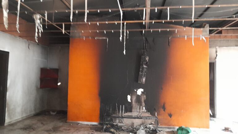 El fuego se encargo de destruir todo el interior del local de la Municipalidad.