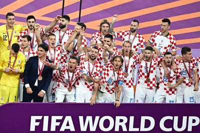 Los jugadores de Croacia celebran con medallas después de ganar el partido de desempate por el tercer puesto de la Copa Mundial de Fútbol de Qatar 2022 entre Croacia y Marruecos en el Estadio Internacional Khalifa en Doha el 17 de diciembre de 2022.