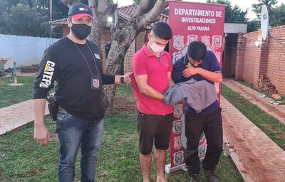 Los dos detenidos antes de ser llevados a la oficina del Departamento de Investigaciones.