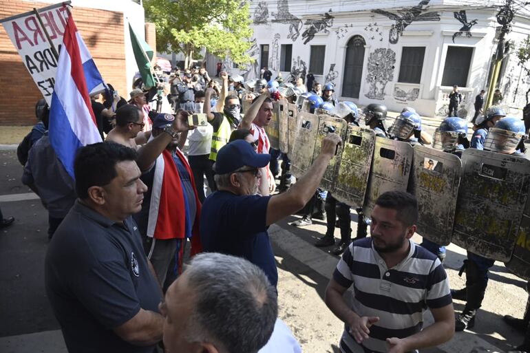 Un grupo quedó en Plaza de Armas y otro fue retenido en El Paraguayo Independiente.
