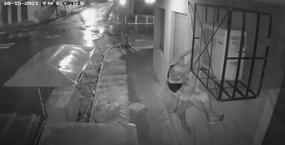 Captura de pantalla de uno de los videos en donde se ve a dos niños robando cables de cobre de un local del microcentro.