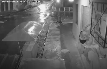 Captura de pantalla de uno de los videos en donde se ve a dos niños robando cables de cobre de un local del microcentro.