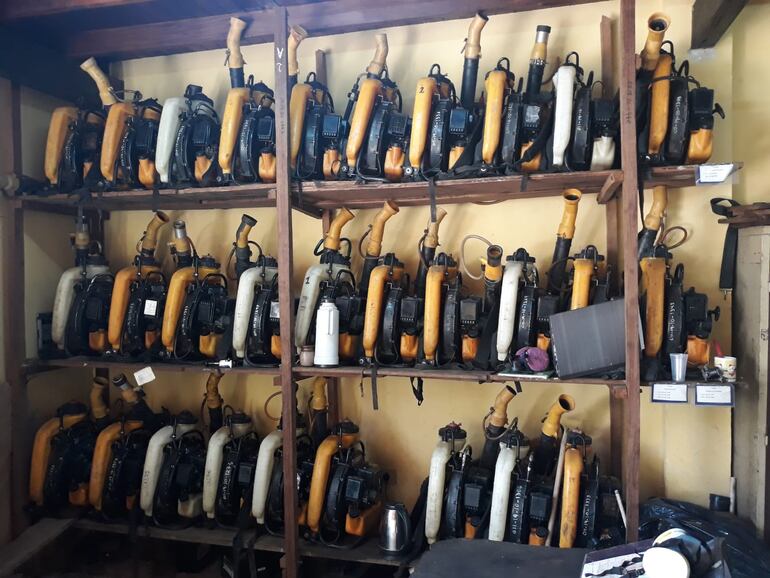 La sede dispone de 29 moto mochilas, que sirven a las brigadas de herramientas, pero no disponen de móviles para trasladarse.