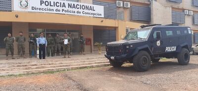 Momento del acto de entrega del vehículo blindado.