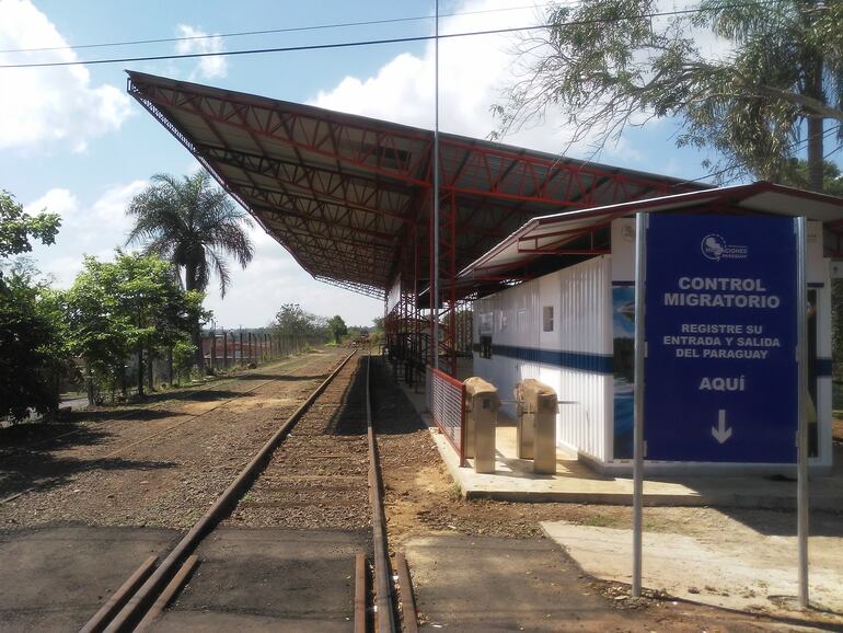 Estación de pasajeros del sistema de transporte ferroviaro entre Encarnación y Posadas lista, a la espera del inicio de operaciones.