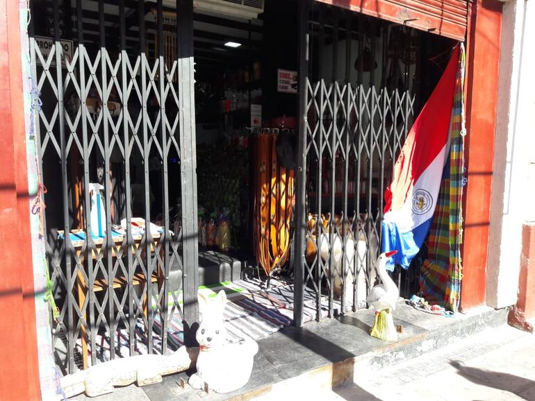 Algunos locales del microcentro colocaron banderas en sus entradas.