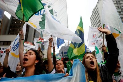 Varias personas, entre ellos estudiantes, protestan contra las políticas de educación del presidente de Brasil, Jair Bolsonaro, en Sao Paulo (Brasil). (EFE)