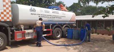 Un camión cisterna de la SEN, asistiendo con agua a poblaciones afectadas por la sequía en la zona de Fuerte Olimpo.